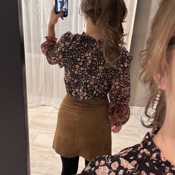 Floral Long Sleeve Blouse and Brown Skirt - Picture 6 of 8